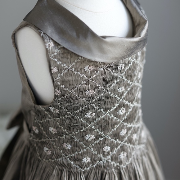 Girl's Silk Dress UNIQUE Smocked Bronze Embroidery Size 6/7 Special Occasion - Picture 3 of 7